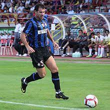 Posle povlačenja save miloševića postao je kapiten nacionalnog tima, prvi kapiten reprezentacije srbije.do oktobra 2010. Dejan Stankovic Fussballspieler 1978 Wikipedia
