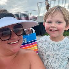 Alison Manship's Instagram, Twitter & Facebook