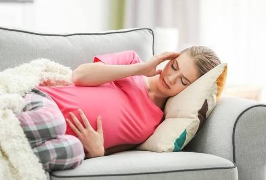 تقلصات الرحم المبكرة في الشهر الثامن 🤰 تعرف تقلصات الرحم في الشهر الثامن من الحمل باسم "تقلصات براكستون هيكس" ولها عدة أسباب. 🔸 تحدث هذه التقلصات بسبب وضعية رأس الجنين؛ حيث ينزل
