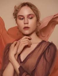 Amanda Hallberg's Instagram, Twitter & Facebook