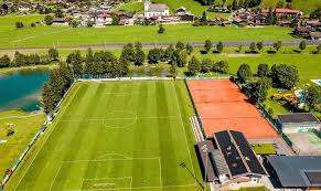 Jemand spielt im durchschnitt zweimal die woche tennis. Fussballplatz Brixen Im Thale