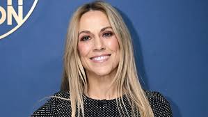Sheryl Crow vende Tesla e doa recursos para apoiar NPR