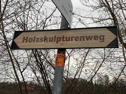 Wie hoch ist die geschwindigkeitsbegrenzung in emmen, schweiz? Holzskulpturenweg Emmenmatte Rathausen Wanderweg Kanton Luzern Schweiz Pacer