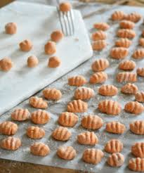 Gnocchis De Patate Douce Poeles Aux Champignons Creme De Gorgonzola Et Noisettes Grillees Ig Bas Recette Gnocchis Patate Douce Megalow Food Gnocchis