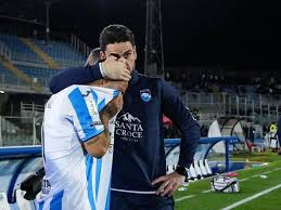 O declínio do campeão europeu: do flop milionário no Canadá à terceira divisão italiana