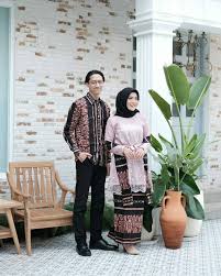 Tergantung dari persiapan dan kemampuan kedua pasangan dan keluarganya. 45 Model Batik Couple Modern Modis Kombinasi 2020