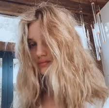 Intrigued by statham's past and impressed by his modeling work, ritchie invited him to audition for a part in the film. Rosie Huntington Whiteley S Haar Horror Als Modell Kampft Um Zu Halten Ihren Makellosen Auftritt Aktuelle Boulevard Nachrichten Und Fotogalerien Zu Stars Sternchen