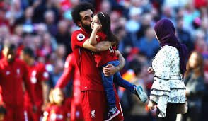 محمد صلاح وزوجته المحجبة في مدرجات ليفربول ولقطة من فرحهم محمد صلاح وزوجته المحجبة بالفيديو محمد صلاح وزوجته يمزجون مع مكة ووصلة هزار رائعه لحظة وصولهم الى ليفربول. Ø¥Ù†ÙØµØ§Ù„ Ù…Ø­Ù…Ø¯ ØµÙ„Ø§Ø­ Ø¹Ù† Ø²ÙˆØ¬ØªÙ‡ Ù‡ØªØ§Ø®Ø¯ Ù†ØµÙ Ø«Ø±ÙˆØªÙ‡ Ø§Ù„Ø¨Ø´Ø§ÙŠØ± ÙƒÙˆØªØ´