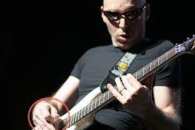 Cara Memegang Pick Gitar Ala Gitaris Terkenal Seperti John Petrucci Paul Gilbert Michael Angelo Batio