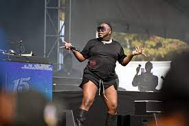 Santana táo bạo cáo buộc bạn trai cũ hành hung