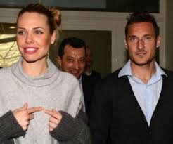 Nella puntata dell'isola dei famosi andata in onda giovedì 25 marzo la conduttrice ha deciso di dare una svolta griffata al suo look: Ilary Blasi E Francesco Totti Novella 2000 Al Grande Fratello Blitz Quotidiano