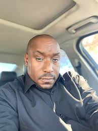 Someone please put me in plane , I wanna make my ex jealous he said I ain't  never making out my hood😓😩