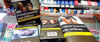 Après une controverse qui a opposé les propriétaires de bureaux de tabac et les distributeurs aux pouvoirs publics, la décision d'imposer aux fumeurs des paquets de tabac neutres va être finalement concrétisée très prochainement. Tabac Le Paquet Est Neutre Les Ventes S Envolent Le Point