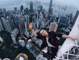 Tempat wisata di anyer terindah rekomendasi objek paling baru yang bagus murah pulau malam tiket masuk pantai pasir putih florida sambolo jambu serang banten. Wanita Rusia Gemar Selfie Di Ketinggian Unggahannya Bikin Geleng Geleng Okezone Travel