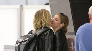 News of cara delevingne and ashley benson's relationship is filling us with such joy! Nach Liebes Outing Cara Und Ashley Turteln Am Flughafen Promiflash De