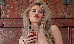 Get allison scott's contact information, age, background check, white pages, social networks, resume, professional records, pictures & bankruptcies. Allison Scott De Vrouw Van Sean Dhondt Poseert Op Zwoele Wijze Prachtige Vrouw Foto S Zita