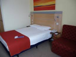 Hop on the london underground to reach the shoppers' paradise of oxford street in 40 minutes. Bed Picture Of Holiday Inn Express London Newbury Park Tripadvisor