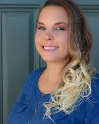 Karoline Muniz's Instagram, Twitter & Facebook