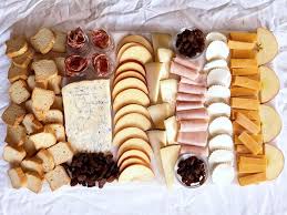 Como Preparar Una Tabla De Quesos Original Y Perfecta Precios Tabla De Quesos Y Carnes Frias Tabla De Quesos Platos De Queso