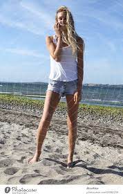 Junge, langbeinige, schlanke Frau am Strand - ein lizenzfreies Stock Foto  von Photocase