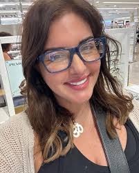 Me ayudas a elegir cuál de estos lentes me queda mejor? 😅🙏🏻 Ya me toca  usarlos (😂) pero aún no decido entre estos 4 colores y modelos! 😅🤷🏻‍♀️  1. Rojo ♥️ 2.