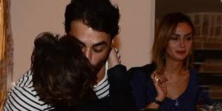 Derya şensoy, ablasının düğününe oyuncu sevgilisi sarp levendoğlu ile birlikte katıldı. Oyuncu Demet Evgar Sergi Acilisinda Karsilastigi Eski Sevgilisi Sarp Levendoglu Ile Karisi Birce Akalay I Sarilip Operek Kutladi H Bunu Konusuyor Haberleri