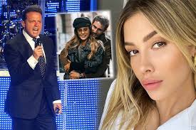 Siempre tuvo una relación complicada con su. Sexualizada Y Violentada Asi Se Siente Michelle Salas En La Serie De Luis Miguel Ana Maria Canseco