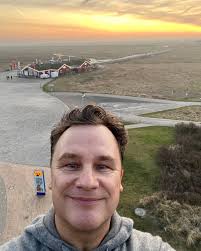 gestern in Köln auf der „Brücke der Zuneigung“. Was wohl aus all den Paaren  geworden ist, die hier ein Schloss als Zeichen ihrer Verbindung  hinterlassen haben…? Einen schönen Sonntag euch allen... und