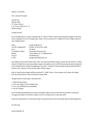Buat kalian semua para pencari kerja, silahkan gunakan format surat lamaran dibawah ini sebagai sumber dengan ini mengajukan surat lamaran pekerjaan kepada bapak / ibu pimpinan pt bumi karsa untuk kemudian diterima menjadi karyawan di. Contoh Surat Lamaran Docx