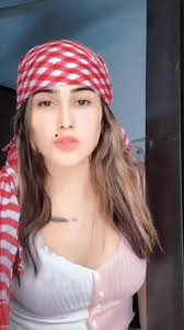 Alina Amir Viral Video in Skin Sari