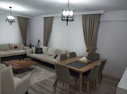 Perde çeşitlerinin gelişimindeki hızlanma perdelerin modaya da uygun hale gelmesini sağlar. Ev Gezmesi Sik Ve Sicacik Bir Izmir Evi Ev Gezmesi Ev Icin Oturma Odasi Takimlari Oturma Odasi Dekorasyonu