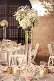Très prisée des grandes cérémonies comme le mariage, la rose blanche occupe une place à part entière dans le langage traditionnel des. Centre De Table En Gypsophile Fleur Et Decoration De Mariage