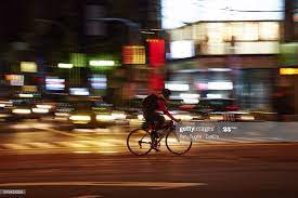 ストックフォト サイドの男性にぼやけたサイクリングロードを車 サイクリング サイド 車