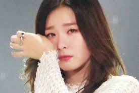 Nữ ca sĩ bị fan cuồng đe dọa, cấm hẹn hò