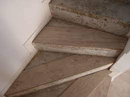 poser du parquet flottant sur un escalier lesbricoleursdebutants overblog com pose parquet flottant pose parquet parquet flottant