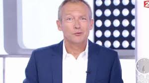 Puis il a également animé la matinée de la chaîne france info et les 6h info juste avant télématin. Laurent Bignolas Ce Mode De Vie Singulier Avec Sa Femme Nathalie Hayter Femme Actuelle Le Mag