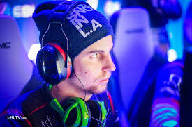 dennis signs for Kinguin