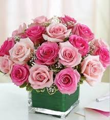 24 Pink Roses Fillers Greens In Cube Same Day Local Flower Delivery Ramos De Flores Arreglos Florales Ramos De Novia