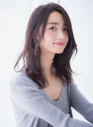 ラフウェーブミディ 髪型ミディアム ミディアムロング スタイリング剤 女性のヘアスタイル