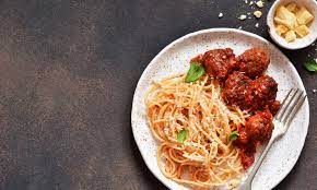 Спагетти с фрикадельками в соусе: рецепт от Шефмаркет