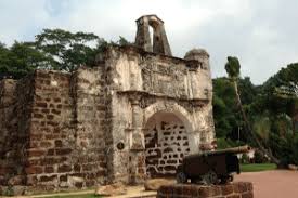 Kota a famosa (bermaksud yang termasyhur dalam bahasa portugis) telah dibina oleh portugis sebaik sahaja berjaya menawan melaka pada tahun 1511. Tempat Menarik Bersejarah Muzium Mercu Tanda Di Melaka