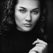 I've not done too much photography since moving away from the London area  but I'm so pleased with this, my first attempt at straight beauty/glamour,  that I wanted to share with you. |