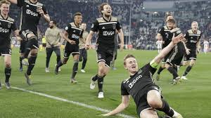 Hem stoper hem de savunmaya yönelik orta saha oyuncusu olarak oynayabilen bu genç arkadaş, uzun boyunun getirmiş olduğu hava topu hakimiyetinin dışında bir savunma. Spiel Gegen Juventus Gedreht Ajax Sensationell Im Cl Halbfinale Sn At