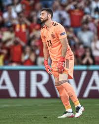 Luis enrique, pelatih spanyol, ternyata memilih menunjuk kiper muda selevel simon, padahal ada nama david de gea dalam skuadnya. Wvrqbjdbobw Sm