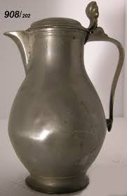 Cafetiere Couvercle En Cupule Renversee Avec Bec Initiales Gravees Sur Le Couvercle Poucier Coquille Anse Ruban Panse Spherique Sur Talo Naturmort