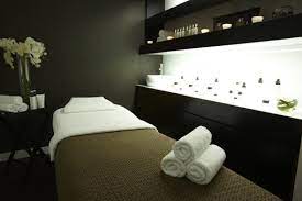 Des forfaits à prix doux pour soi ou à offrir : Cabine De Soin Esthetique Spa Institut De Beaute Decoration De La Chambre De Spa Des Salles De Spa Interieur De Salon De Beaute