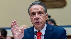 Girl starts impromptu dance party at Brooklyn subway stop