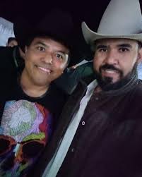 Aquí con un buen compi de  Hermosillo…#SeréElPresidente...#LaSidongui...#RicardoDeMonteclaro...#LaLeyendaContinúa…#Grabación2024…les  mandamos saludos…enjundia raza!!!…ajuaaaa