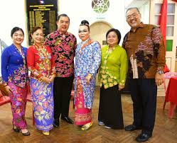 The term is from the hokkien dialect and refers to the fifteenth day of the first month, which is the occasion of the first full moon of the new year. Ybnavpasuspnhm