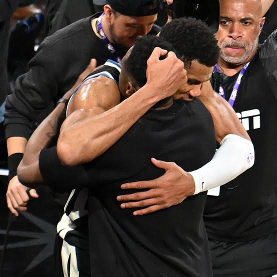 Giannis, Bucks fans celebrate Thanasis Antetokounmpo after NBA Cup